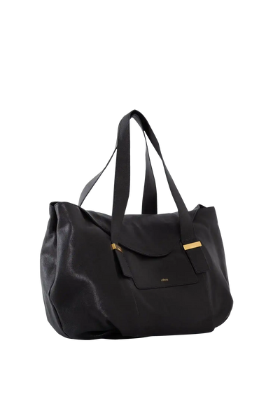 Bolsa preta elegante com detalhes dourados e design funcional