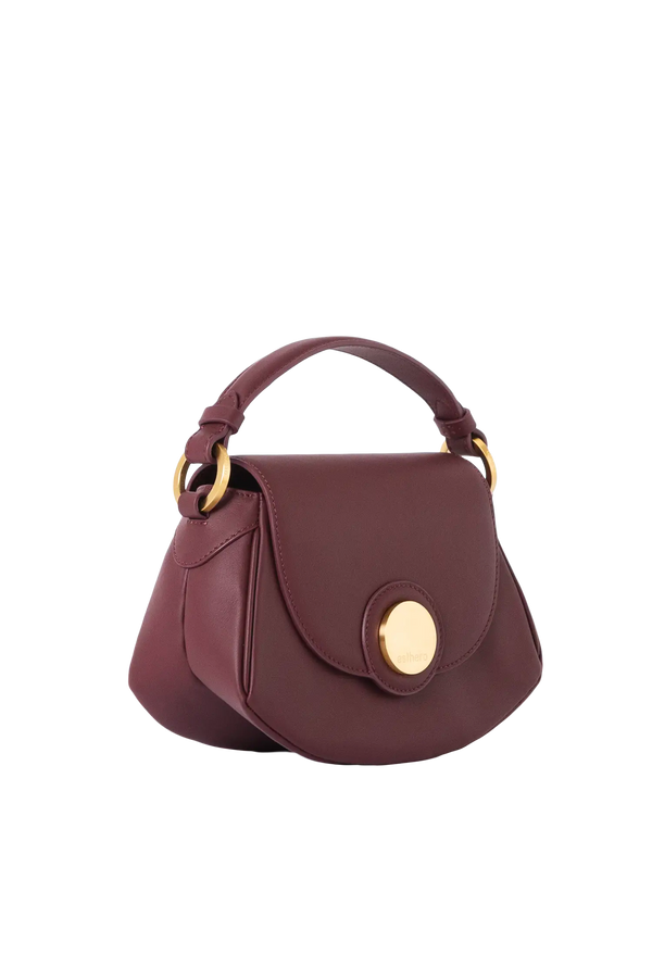 Bolsa tiracolo em couro legítimo na cor burgundy com fechamento seguro e alça ajustável confortável, design sofisticado e funcional ideal para o dia a dia.