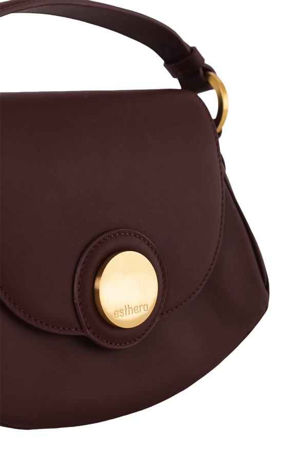 Bolsa tiracolo em couro legítimo na cor burgundy com fechamento seguro e alça ajustável confortável, design sofisticado e funcional ideal para o dia a dia.