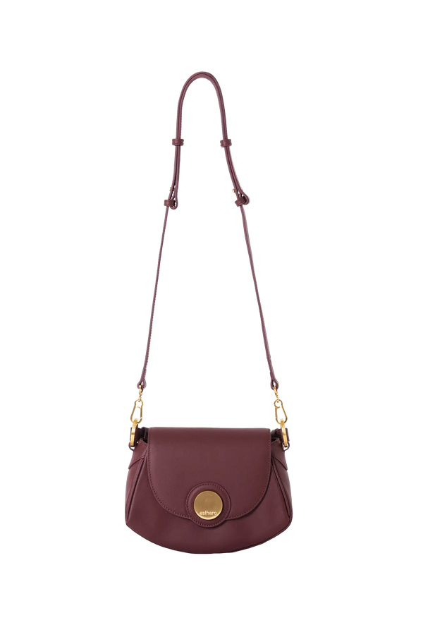 Bolsa tiracolo em couro legítimo na cor burgundy com fechamento seguro e alça ajustável confortável, design sofisticado e funcional ideal para o dia a dia.