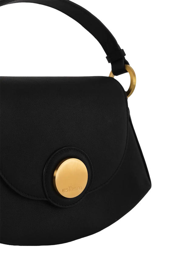 Bolsa tiracolo em couro legítimo na cor preta com fechamento seguro e alça ajustável confortável, design sofisticado e funcional ideal para o dia a dia.