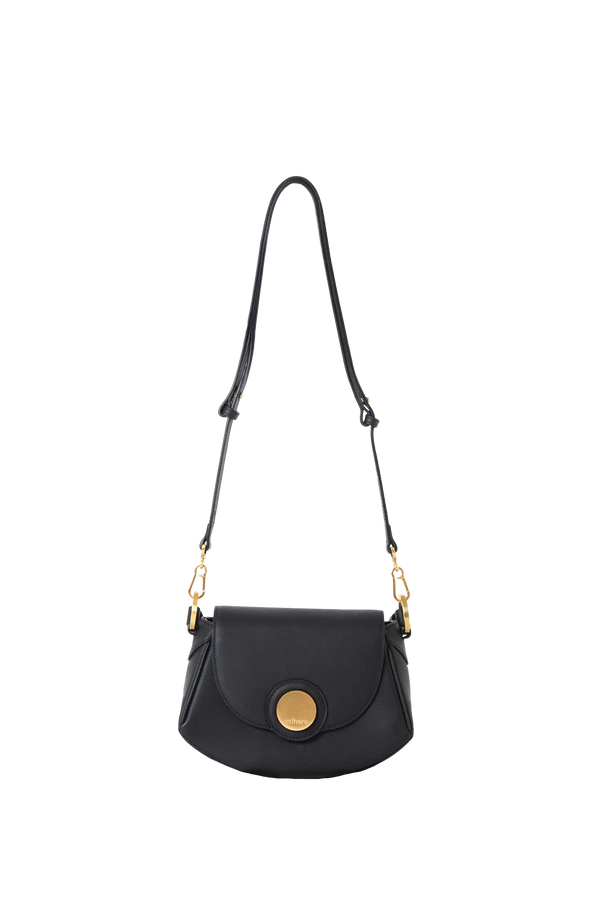 Bolsa tiracolo em couro legítimo na cor preta com fechamento seguro e alça ajustável confortável, design sofisticado e funcional ideal para o dia a dia.