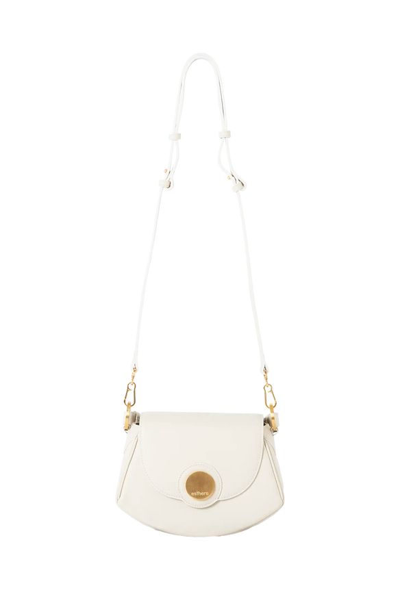 Bolsa tiracolo em couro legítimo na cor areia com fechamento seguro e alça ajustável confortável, design sofisticado e funcional ideal para o dia a dia.