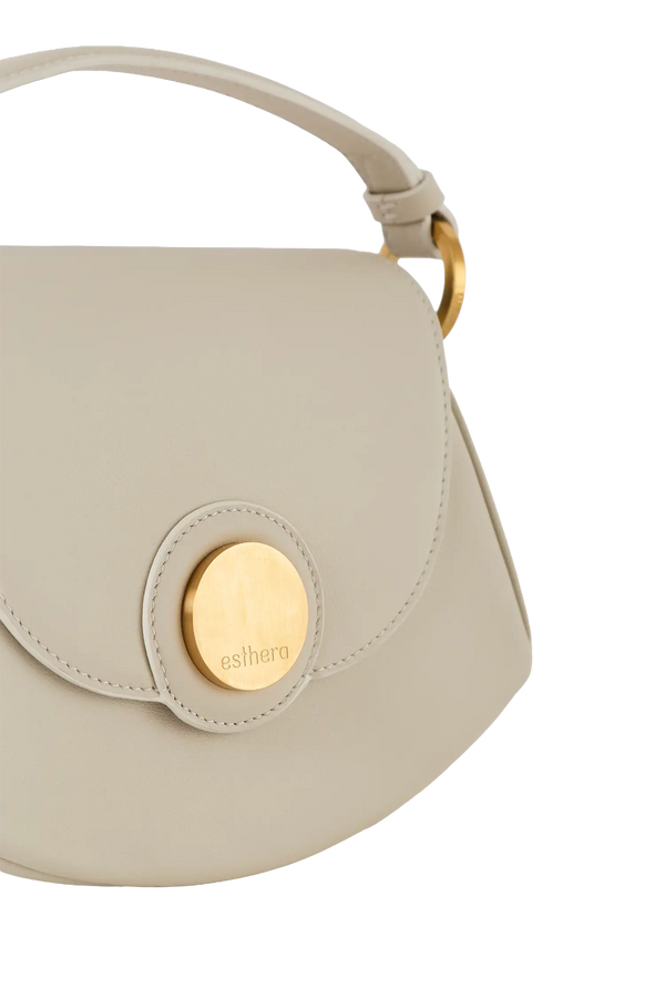 Bolsa tiracolo em couro legítimo na cor areia com fechamento seguro e alça ajustável confortável, design sofisticado e funcional ideal para o dia a dia.