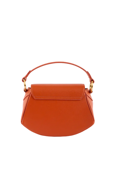 Bolsa laranja com alça curva e detalhes dourados, design sofisticado e funcional