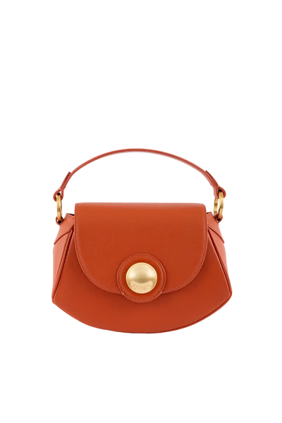 Bolsa feminina em couro laranja com alça de mão e detalhe dourado, design brasileiro e sofisticado