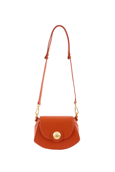 Bolsa tiracolo laranja com fecho dourado e alça ajustável, design sofisticado e funcional para o dia a dia.