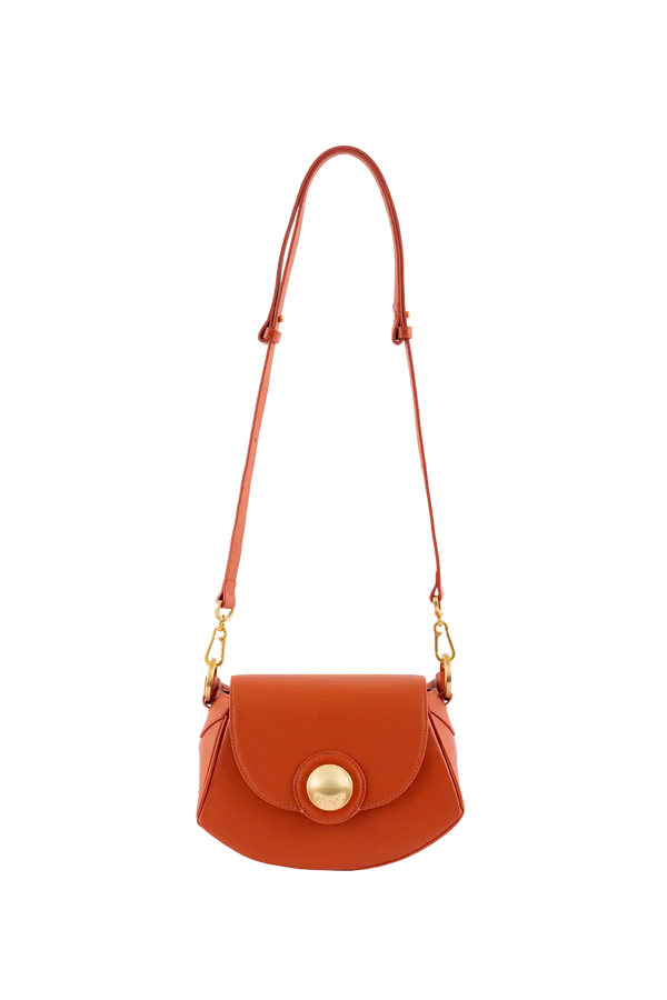 Bolsa tiracolo laranja com fecho dourado e alça ajustável, design sofisticado e funcional para o dia a dia.