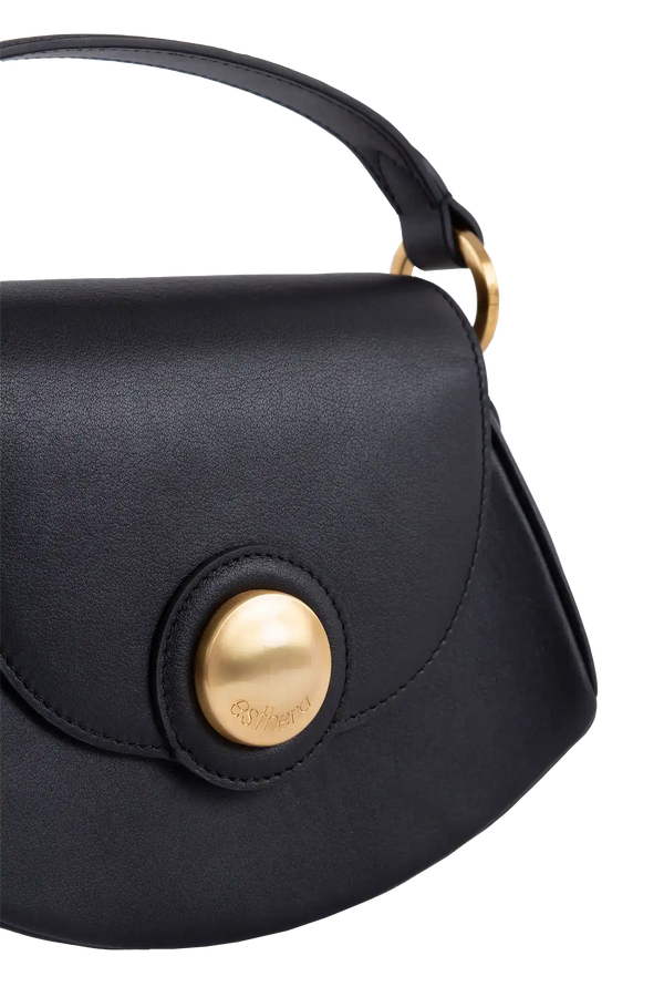 Bolsa preta com detalhe dourado e design sofisticado, ideal para acessórios elegantes