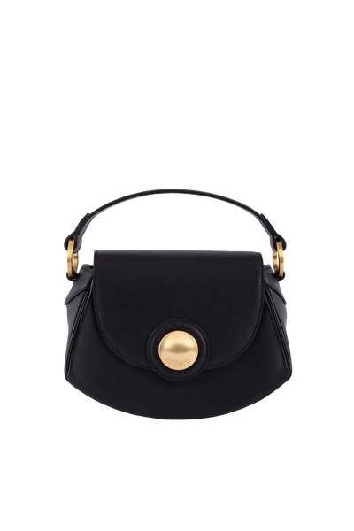 Bolsa preta elegante com detalhes dourados e design sofisticado