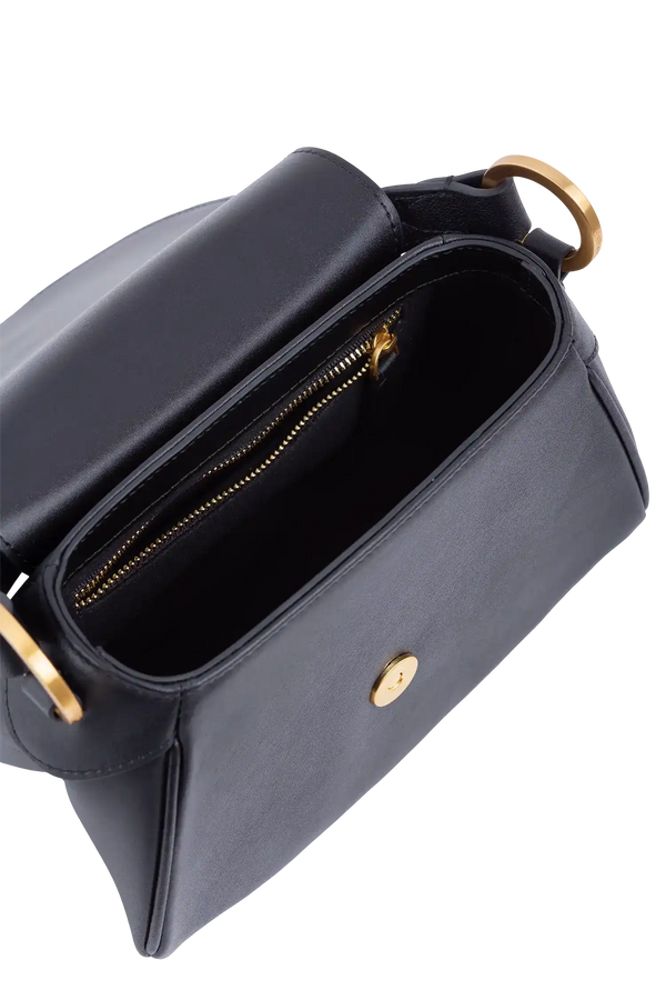 Bolsa preta com detalhes dourados, zíper interno e alça metálica, design sofisticado e funcional
