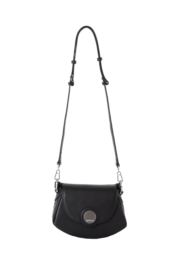 Bolsa tiracolo em couro legítimo na cor preta com fechamento seguro e alça ajustável confortável, design sofisticado e funcional ideal para o dia a dia.