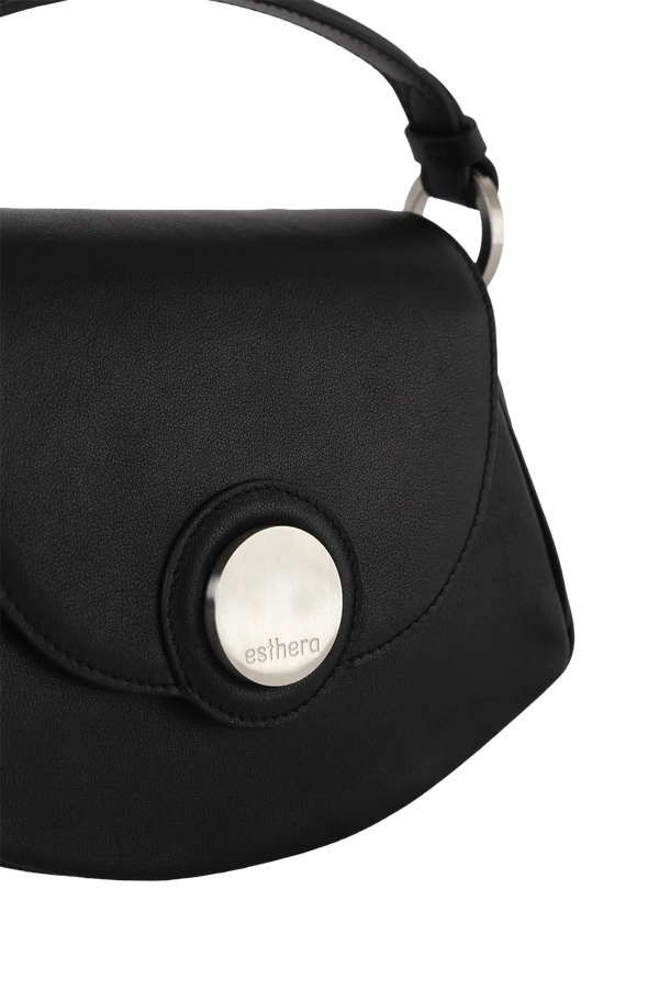 Bolsa tiracolo em couro legítimo na cor preta com fechamento seguro e alça ajustável confortável, design sofisticado e funcional ideal para o dia a dia.