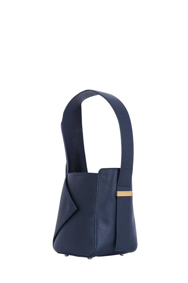 Bolsa de ombro em couro legítimo na cor com tom elegante com fechamento seguro e alça ajustável confortável, design sofisticado e funcional ideal para o dia a dia.