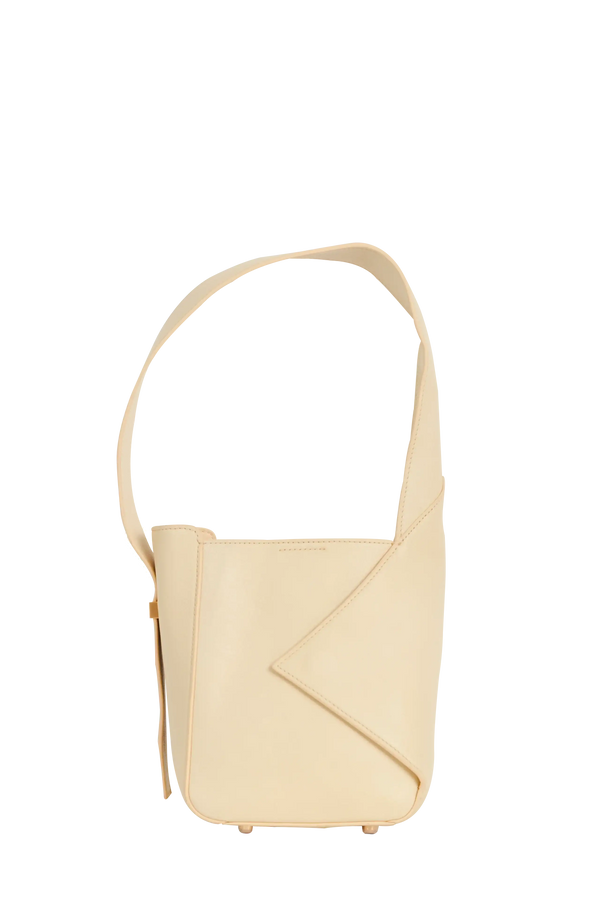 Bolsa de ombro em couro legítimo na cor com tom elegante com fechamento seguro e alça ajustável confortável, design sofisticado e funcional ideal para o dia a dia.