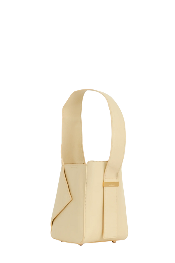 Bolsa de ombro em couro legítimo na cor com tom elegante com fechamento seguro e alça ajustável confortável, design sofisticado e funcional ideal para o dia a dia.