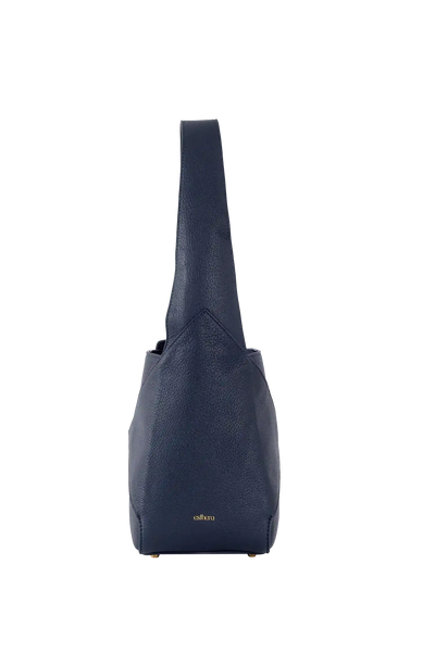 Bolsa azul marinho com design moderno e textura sofisticada, ideal para uso diário
