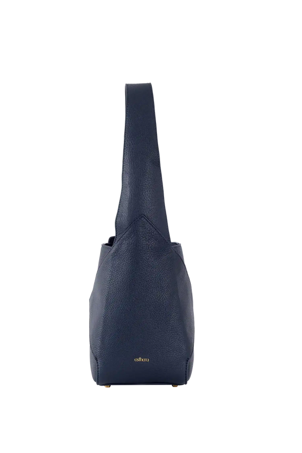 Bolsa azul marinho com design moderno e textura sofisticada, ideal para uso diário