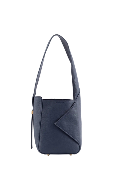 Bolsa azul marinho com alça longa e detalhe geométrico, design brasileiro sofisticado