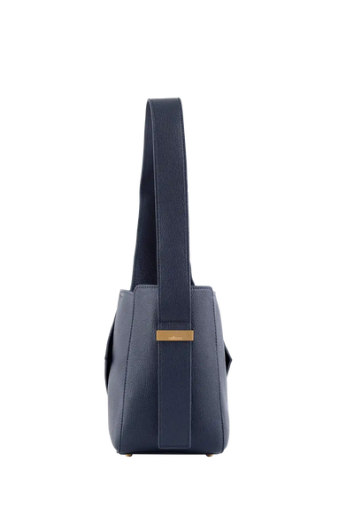 Bolsa azul marinho com alça longa e detalhe dourado, design brasileiro e sofisticado