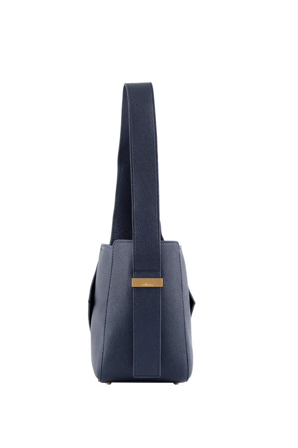 Bolsa azul marinho com alça longa e detalhe dourado, design brasileiro e sofisticado