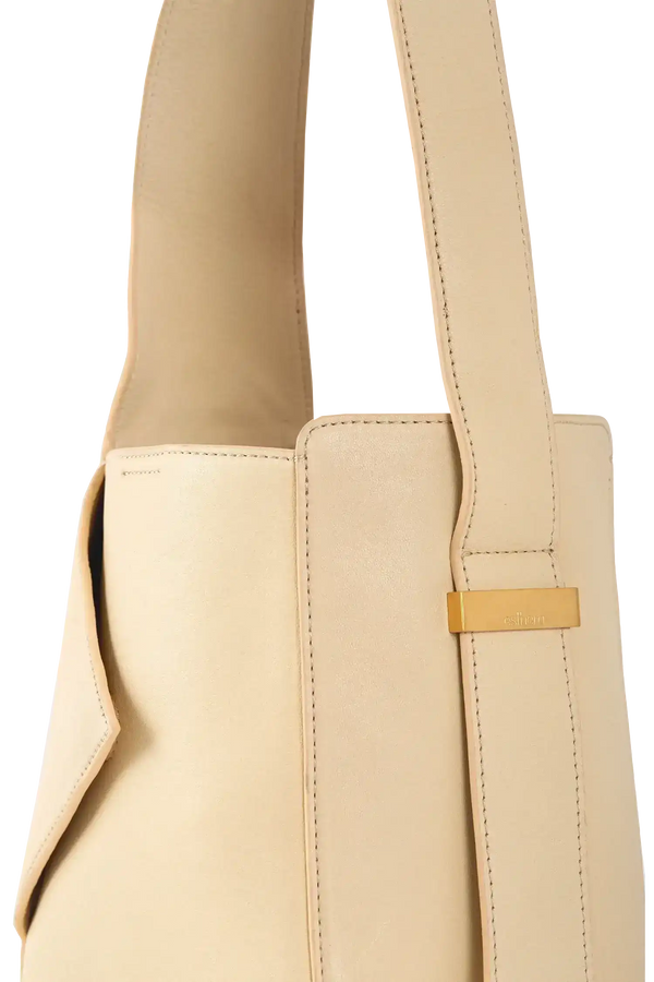Bolsa bege com alça e detalhe dourado, design brasileiro e sofisticado