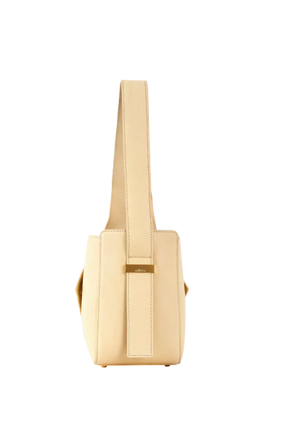 Bolsa bege com alça longa e detalhe dourado, design sofisticado e funcional para uso diário