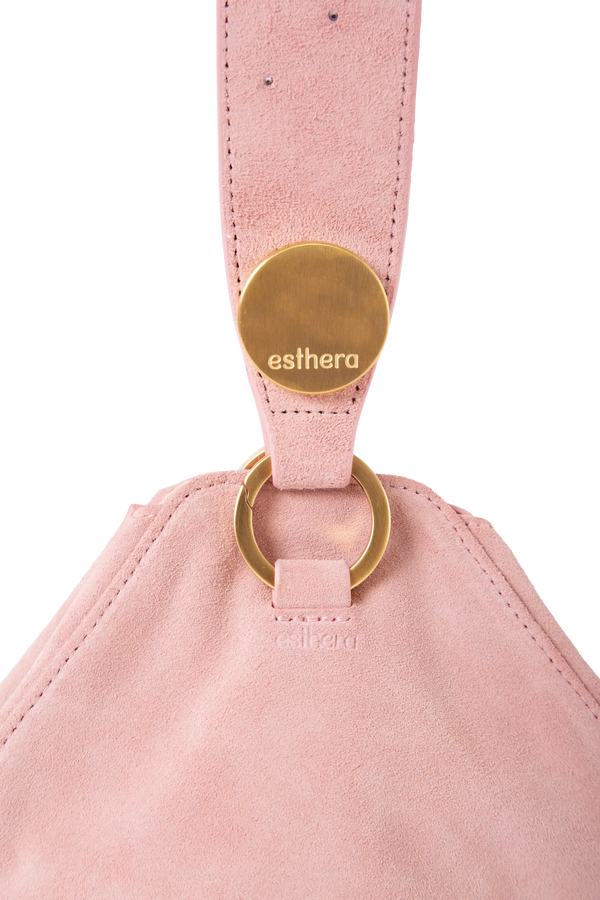 Bolsa em camurça na cor com tom elegante com fechamento seguro e alça ajustável confortável, design sofisticado e funcional ideal para o dia a dia.