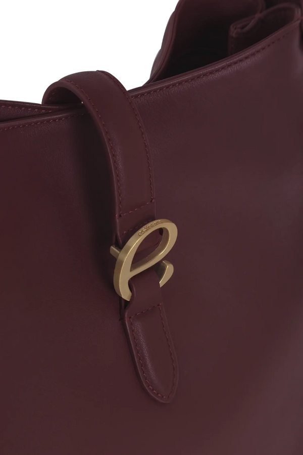 Bolsa de ombro em couro legítimo na cor burgundy com fecho refinado e alças estruturadas, design sofisticado e funcional ideal para o dia a dia.