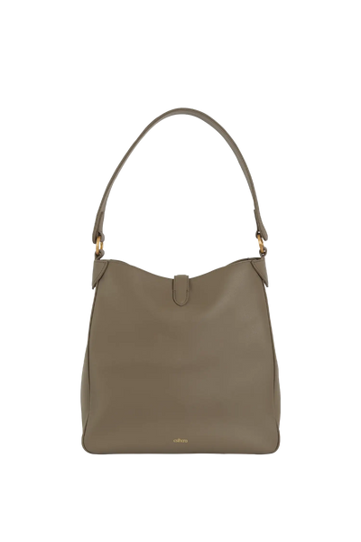 Bolsa de ombro em couro legítimo na cor com tom elegante com fechamento seguro e alça ajustável confortável, design sofisticado e funcional ideal para o dia a dia.