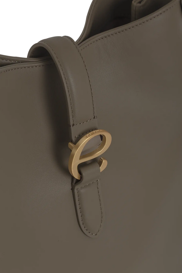 Bolsa de ombro em couro legítimo na cor com tom elegante com fechamento seguro e alça ajustável confortável, design sofisticado e funcional ideal para o dia a dia.