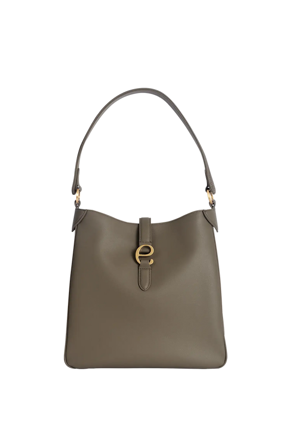 Bolsa de ombro em couro legítimo na cor com tom elegante com fechamento seguro e alça ajustável confortável, design sofisticado e funcional ideal para o dia a dia.