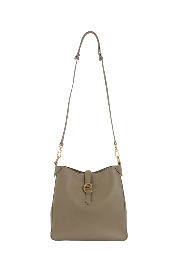 Bolsa de ombro em couro legítimo na cor com tom elegante com fechamento seguro e alça ajustável confortável, design sofisticado e funcional ideal para o dia a dia.