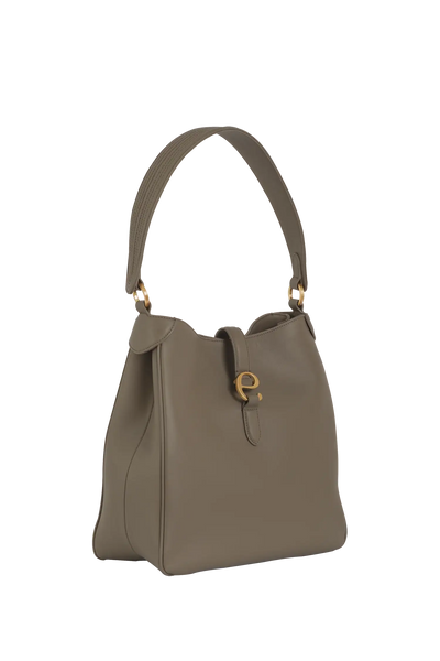 Bolsa de ombro em couro legítimo na cor com tom elegante com fechamento seguro e alça ajustável confortável, design sofisticado e funcional ideal para o dia a dia.