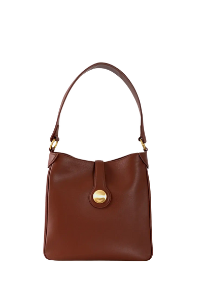 Bolsa marrom com detalhe dourado e alça de mão, design sofisticado e funcional