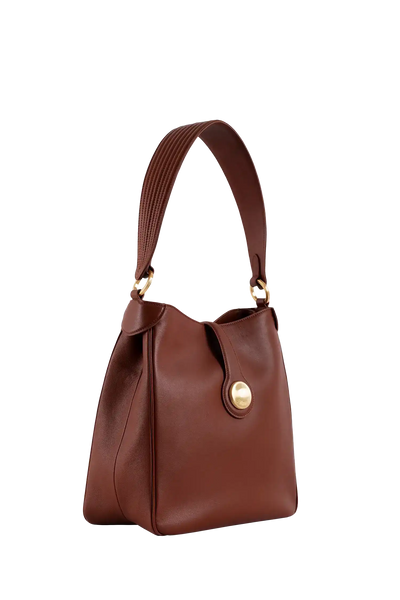 Bolsa marrom com alça texturizada e detalhe dourado, design sofisticado e funcional