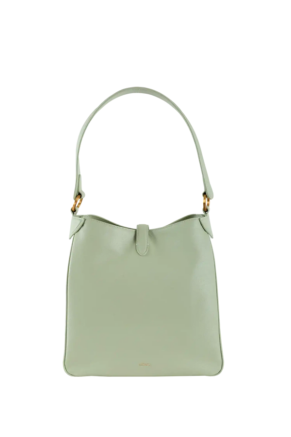 Bolsa verde claro com alça longa e detalhes dourados, design minimalista e sofisticado para uso diário.