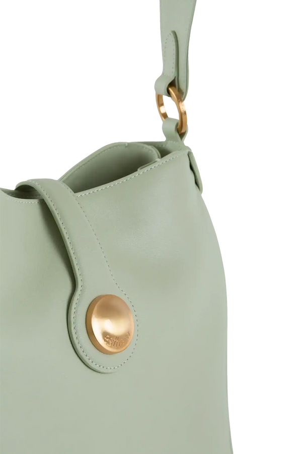 Bolsa verde-água com detalhe dourado e design sofisticado, ideal para uso diário