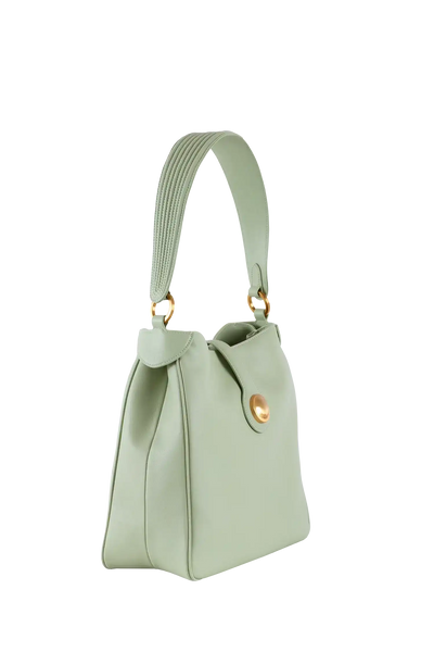 Bolsa verde menta com alça acolchoada e detalhes dourados, design brasileiro e sofisticado
