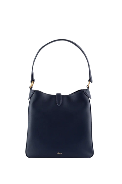 Bolsa preta elegante com alça arqueada e detalhes dourados, design brasileiro sofisticado