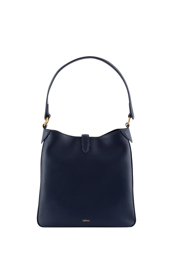 Bolsa preta elegante com alça arqueada e detalhes dourados, design brasileiro sofisticado