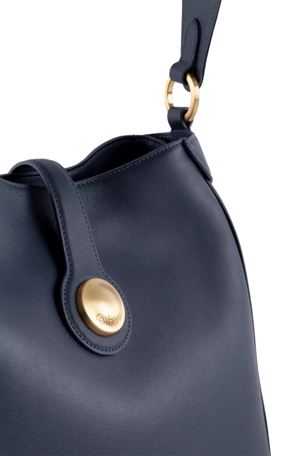 Bolsa preta com detalhe dourado e logotipo Esthera, design sofisticado e funcional
