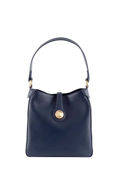 Bolsa azul marinho com alça de mão e detalhe dourado, design brasileiro sofisticado e funcional
