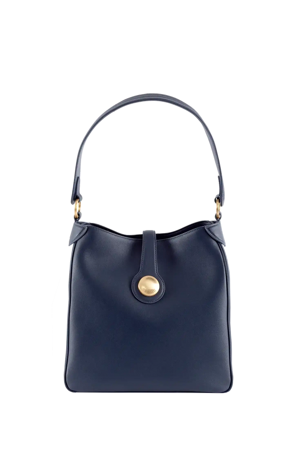 Bolsa azul marinho com alça de mão e detalhe dourado, design brasileiro sofisticado e funcional