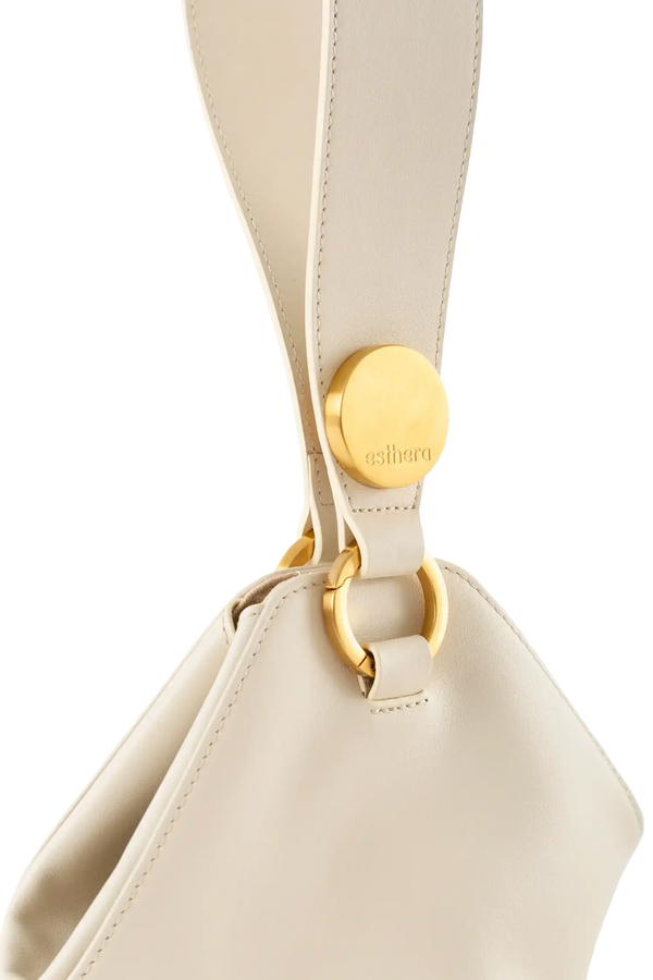Bolsa de ombro em couro legítimo na cor areia com fechamento seguro e alça ajustável confortável, design sofisticado e funcional ideal para o dia a dia.