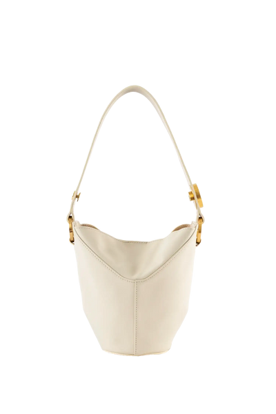 Bolsa de ombro em couro legítimo na cor areia com fechamento seguro e alça ajustável confortável, design sofisticado e funcional ideal para o dia a dia.