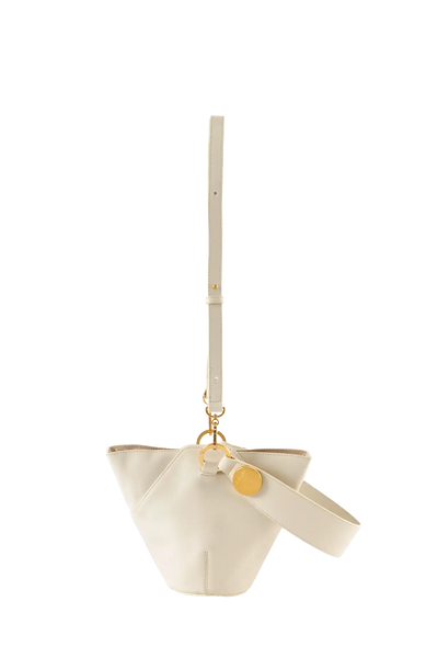 Bolsa de ombro em couro legítimo na cor areia com fechamento seguro e alça ajustável confortável, design sofisticado e funcional ideal para o dia a dia.