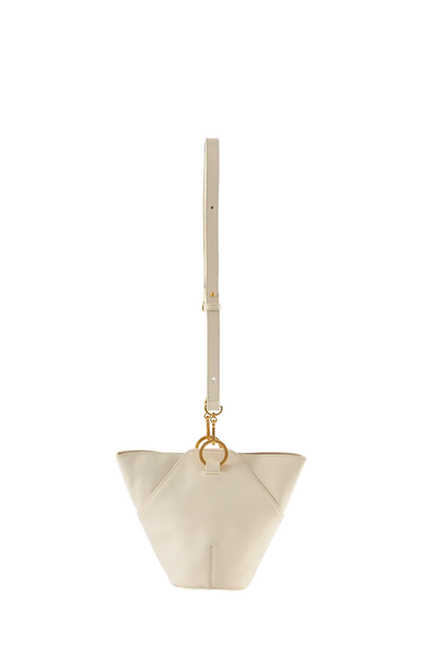 Bolsa de ombro em couro legítimo na cor areia com fechamento seguro e alça ajustável confortável, design sofisticado e funcional ideal para o dia a dia.