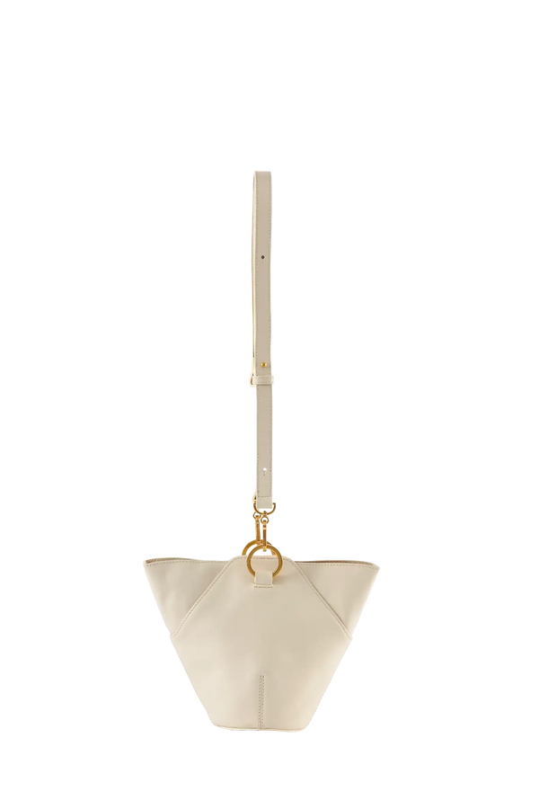 Bolsa de ombro em couro legítimo na cor areia com fechamento seguro e alça ajustável confortável, design sofisticado e funcional ideal para o dia a dia.