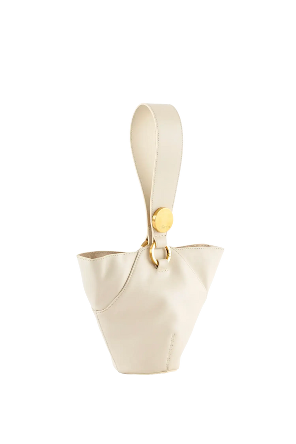 Bolsa de ombro em couro legítimo na cor areia com fechamento seguro e alça ajustável confortável, design sofisticado e funcional ideal para o dia a dia.